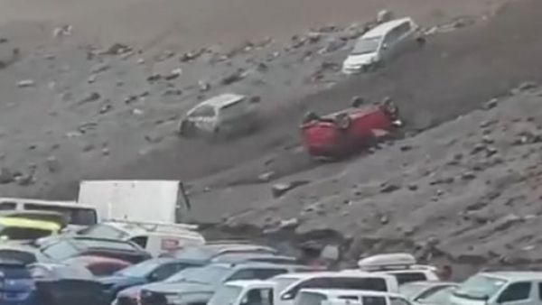 <p>aluvión iquique</p>Hasta camiones: Vehículos fueron arrastrados por aluvión en Iquique
