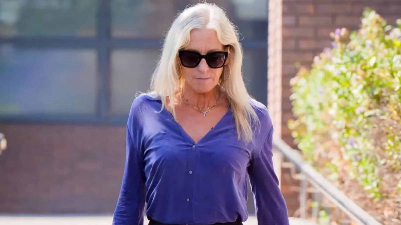 Profesora inglesa de 65 años enfrenta juicio por presuntos abusos a sus alumnos