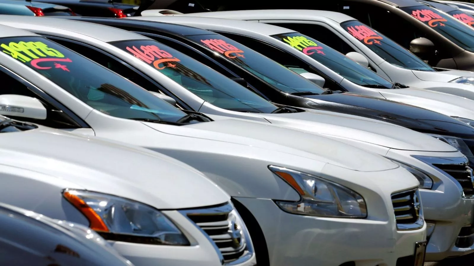 Alerta por alza de fraudes en compraventa de autos usados: Así puedes evitar engaños