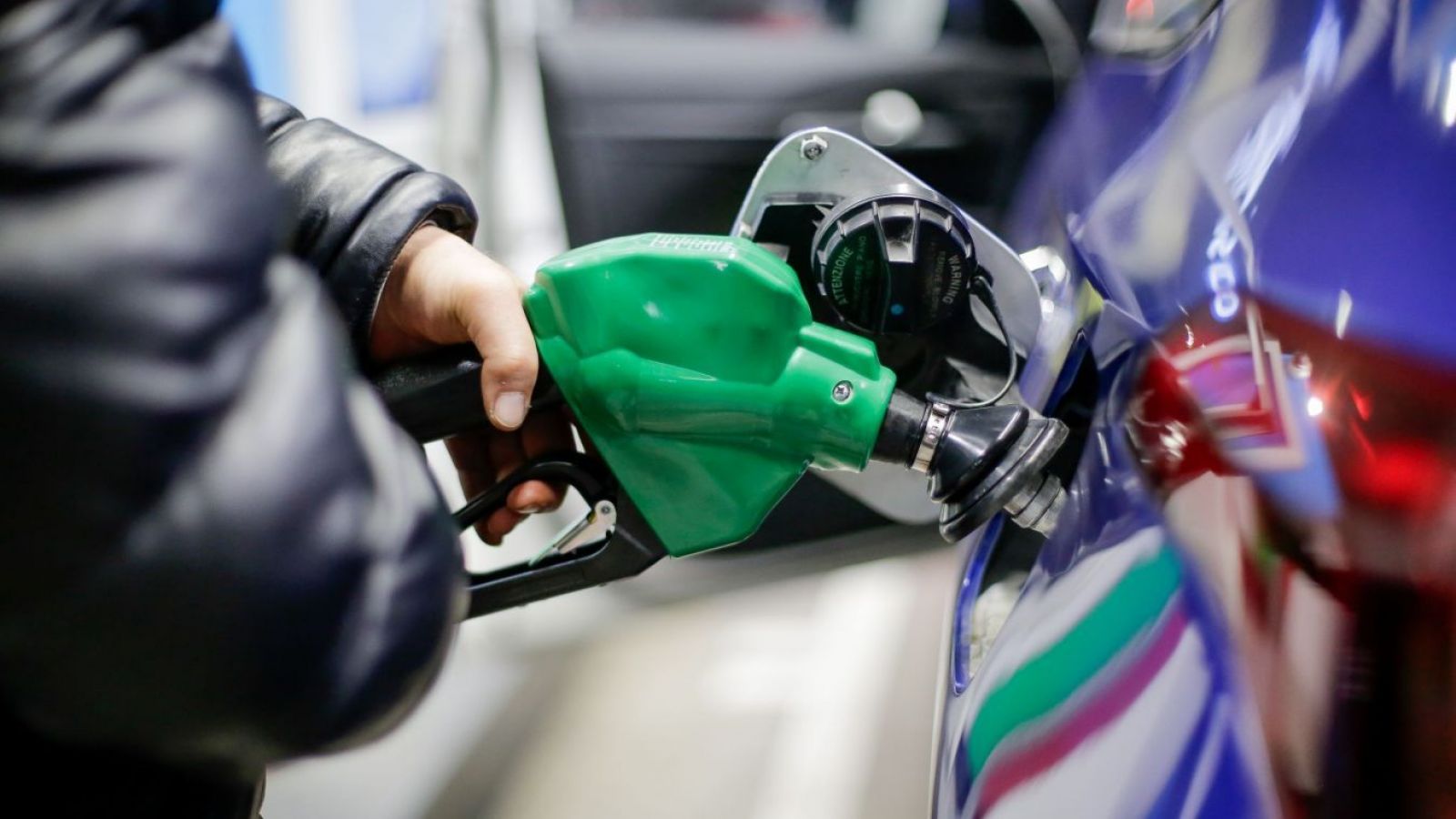 <p>Nuevo golpe al bolsillo: bencinas subirán hasta $38 por litro</p>
