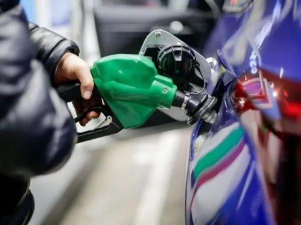 Nuevo golpe al bolsillo: bencinas subirán hasta $38 por litro