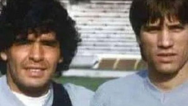 "Estado crítico": La estremecedora foto del mejor amigo de Diego Maradona en el Napoli
