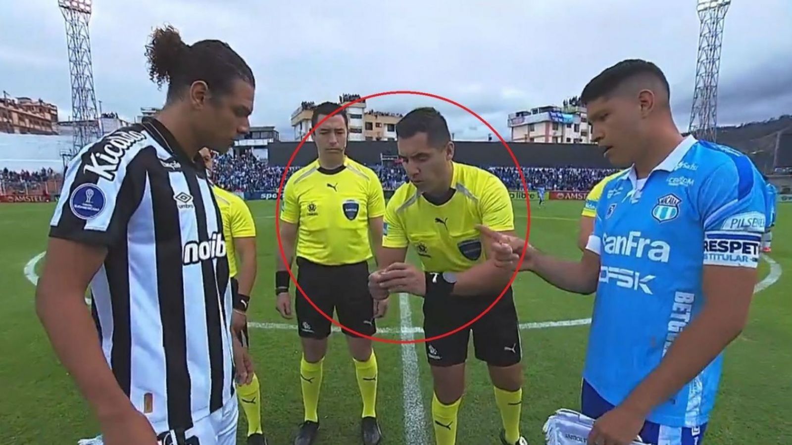"Se está preparando para el meme": la imagen del árbitro Cristián Garay que causó burlas
