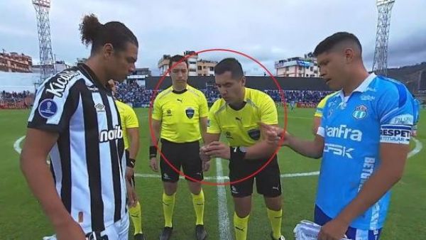 "Se está preparando para el meme": la imagen del árbitro Cristián Garay que causó burlas
