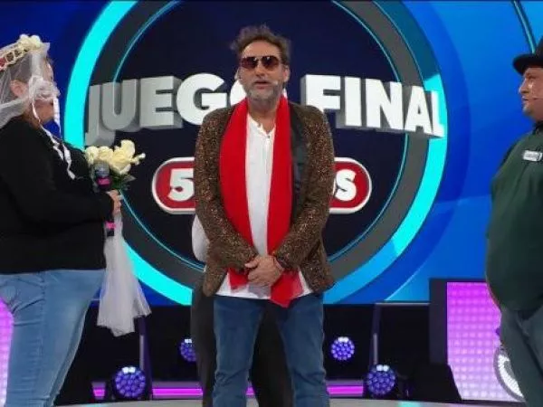 ¿Como en Las Vegas? Daniel Fuenzalida casó a pareja al puro estilo de Elvis Presley