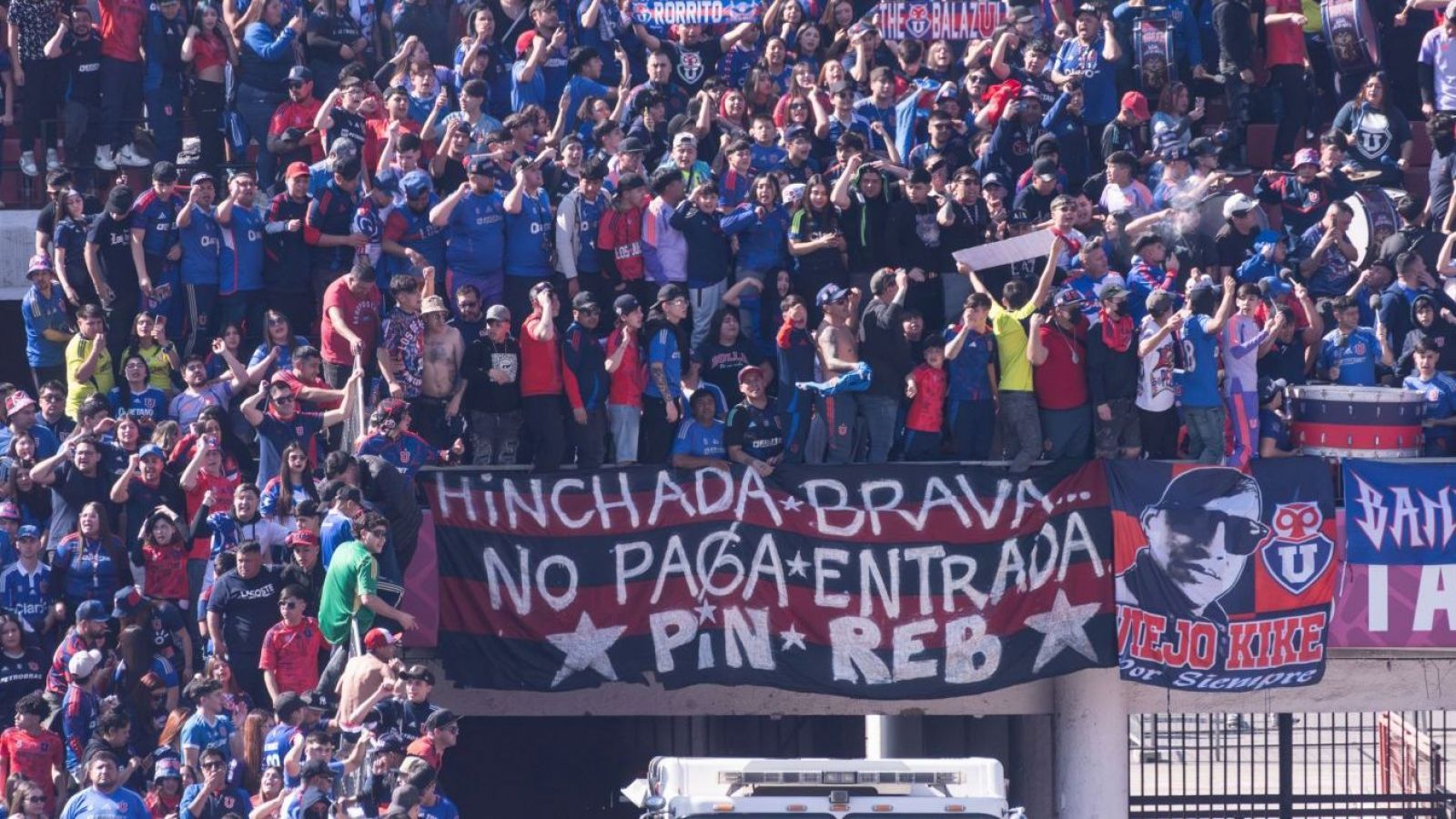 76 detenidos: reportan incidentes en "Banderazo" de Universidad de Chile
