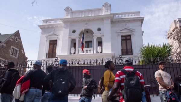De largas filas a disturbios: ¿Por qué ingresaron por la fuerza a la embajada de Haití en Santiago?
