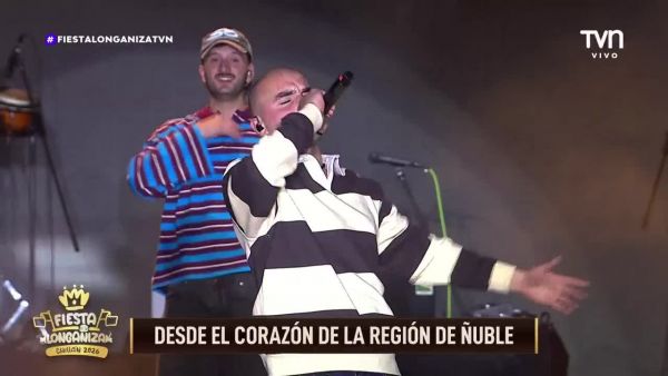 Melancólico momento: Amigo de Artistas interpreta popular éxito de Mon Laferte "Tu Falta de Querer"
