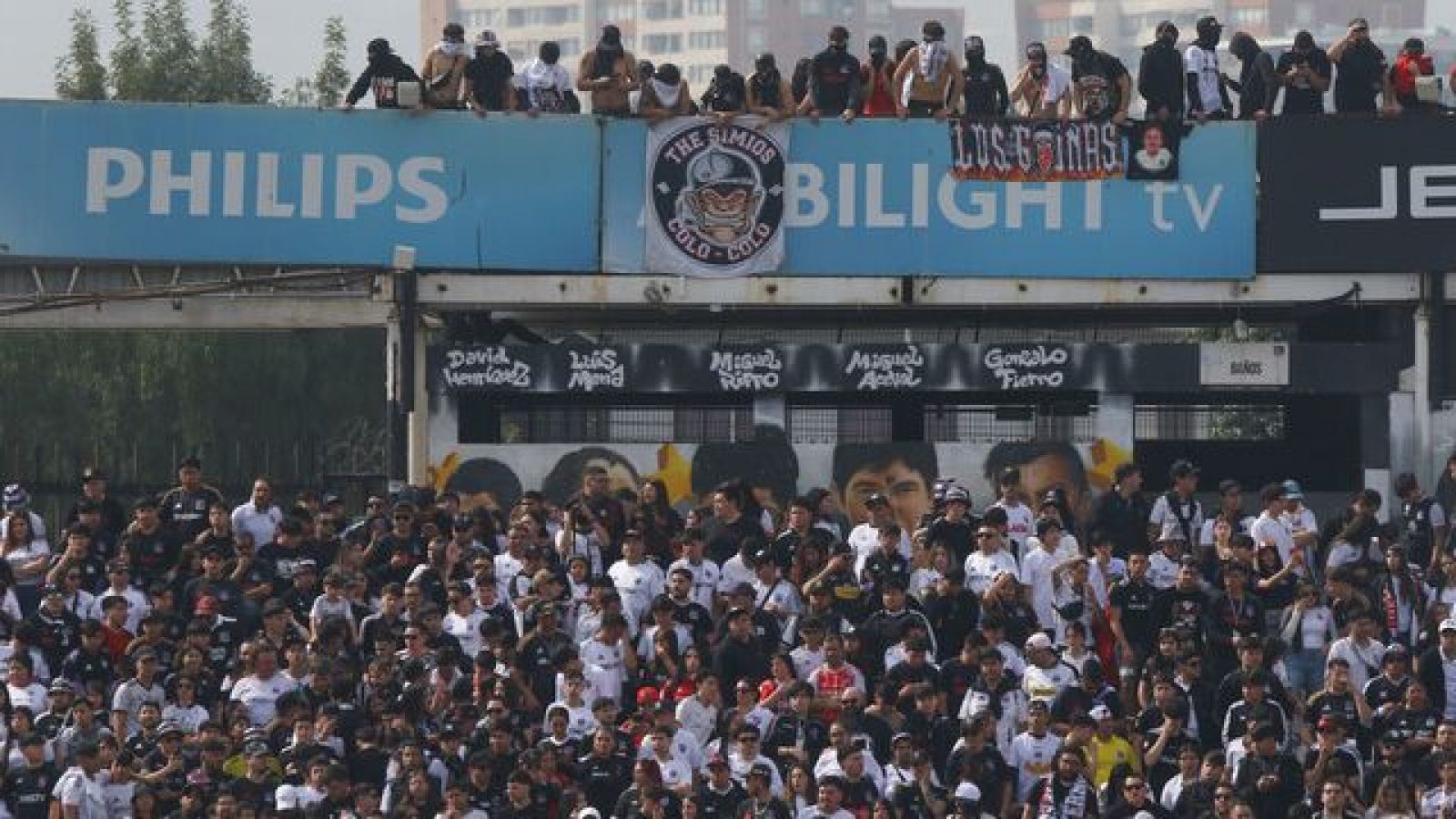 "100 años se fueron": El lienzo dirigido a la U que captó las miradas en el arengazo de Colo Colo
