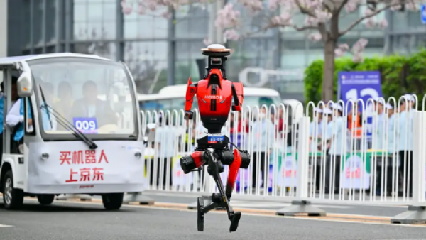 <p>Robot chino supera récord mundial humano en los 100 metros</p>Robot chino supera récord mundial humano en los 100 metros
