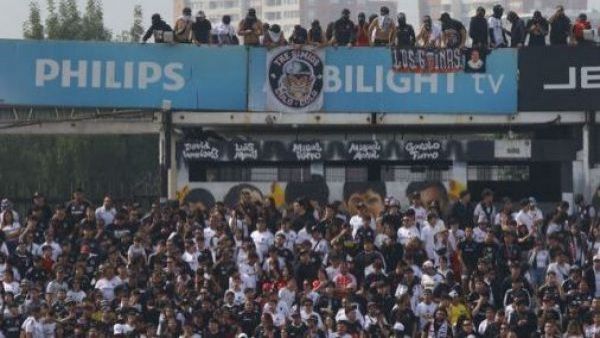 "100 años se fueron": El lienzo dirigido a la U que captó las miradas en el arengazo de Colo Colo
