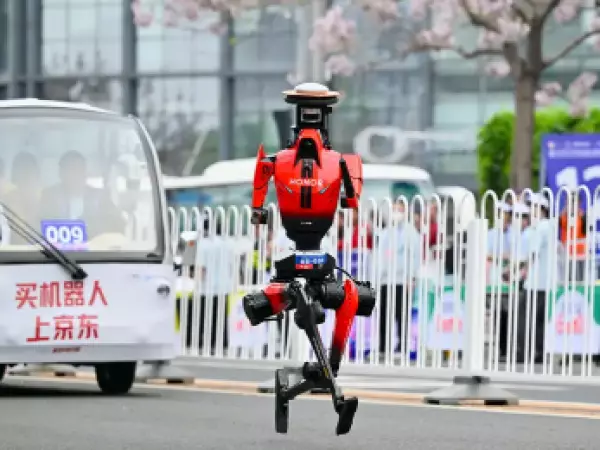 Robot chino supera récord mundial humano en los 100 metros