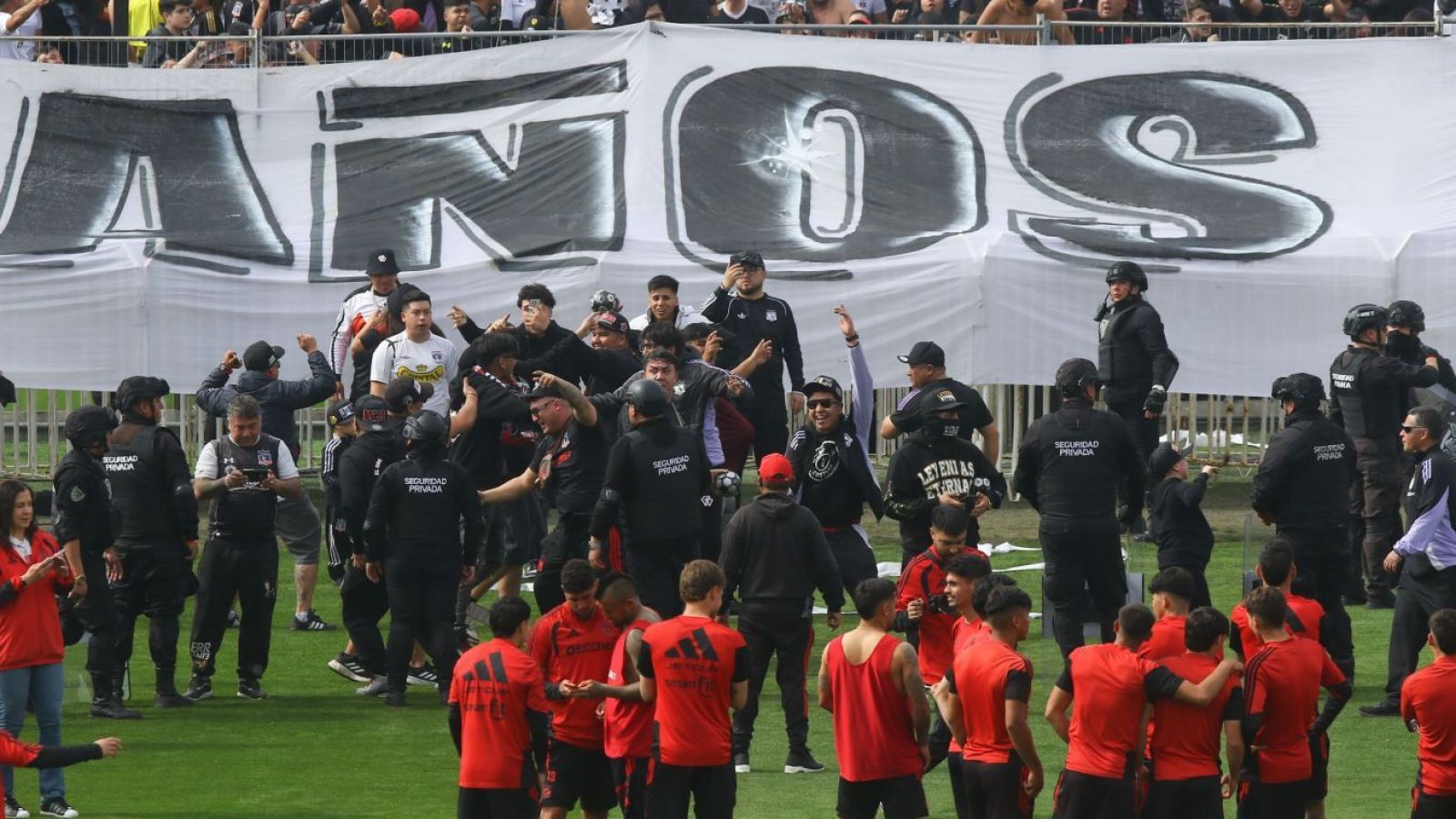 Invasión a la cancha y 11 detenidos: los incidentes que marcaron el "Arengazo" de Colo Colo
