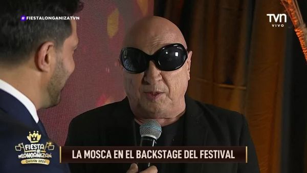 La Mosca se prepara en backstage antes de salir al escenario de la Fiesta de la Longaniza