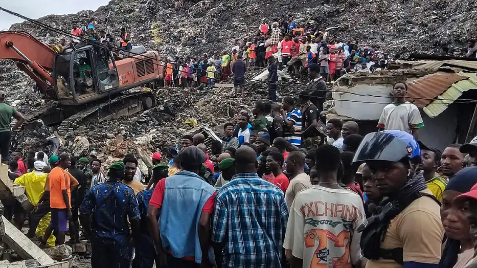 <p>Al menos 30 muertos por un derrumbe en vertedero en Guinea</p>
