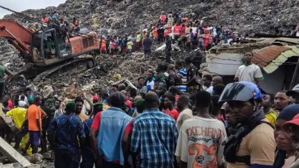 <p>Al menos 30 muertos por un derrumbe en vertedero en Guinea</p>Al menos 30 muertos por un derrumbe en vertedero en Guinea
