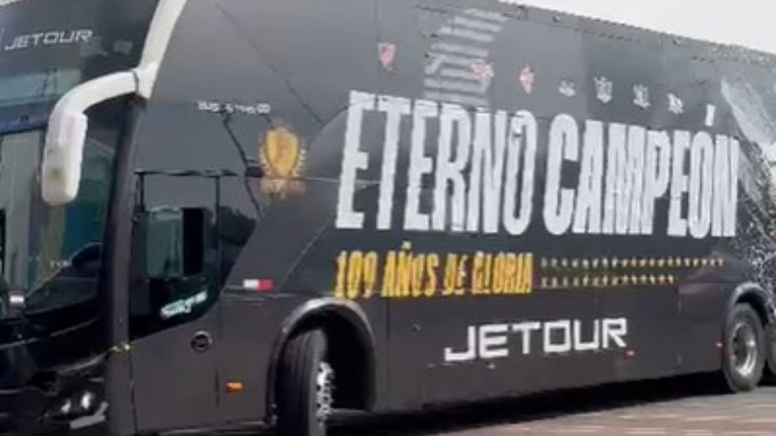 Así quedó el bus de Colo Colo tras protagonizar accidente antes del Superclásico
