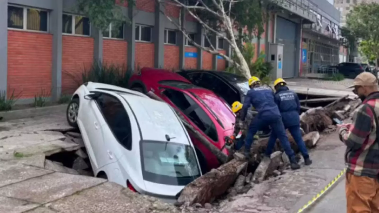 Impactante socavón se abre en plena calle de Brasil y se traga tres vehículos
