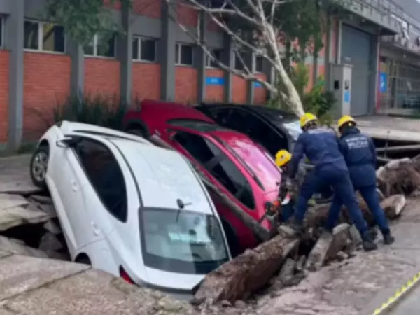 Impactante socavón se abre en plena calle de Brasil y se traga tres vehículos