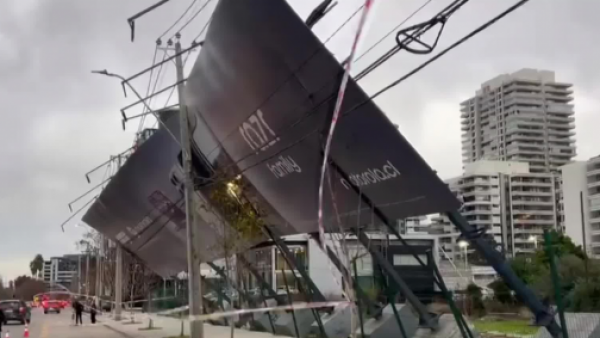 <p>Fuerte viento derriba gigantografía en Las Condes</p>Fuerte viento derriba gigantografía y obliga a aislar sector en Las Condes
