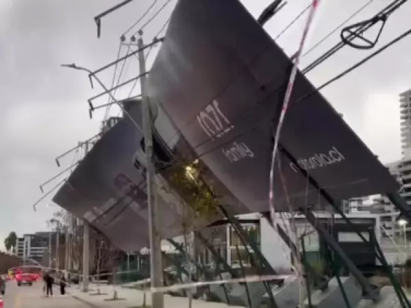 Fuerte viento derriba gigantografía en Las Condes
