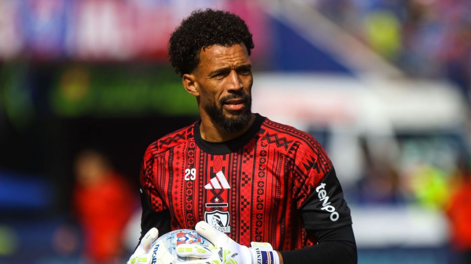 El regalo que recibió Vozinha a horas de su debut en Colo Colo
