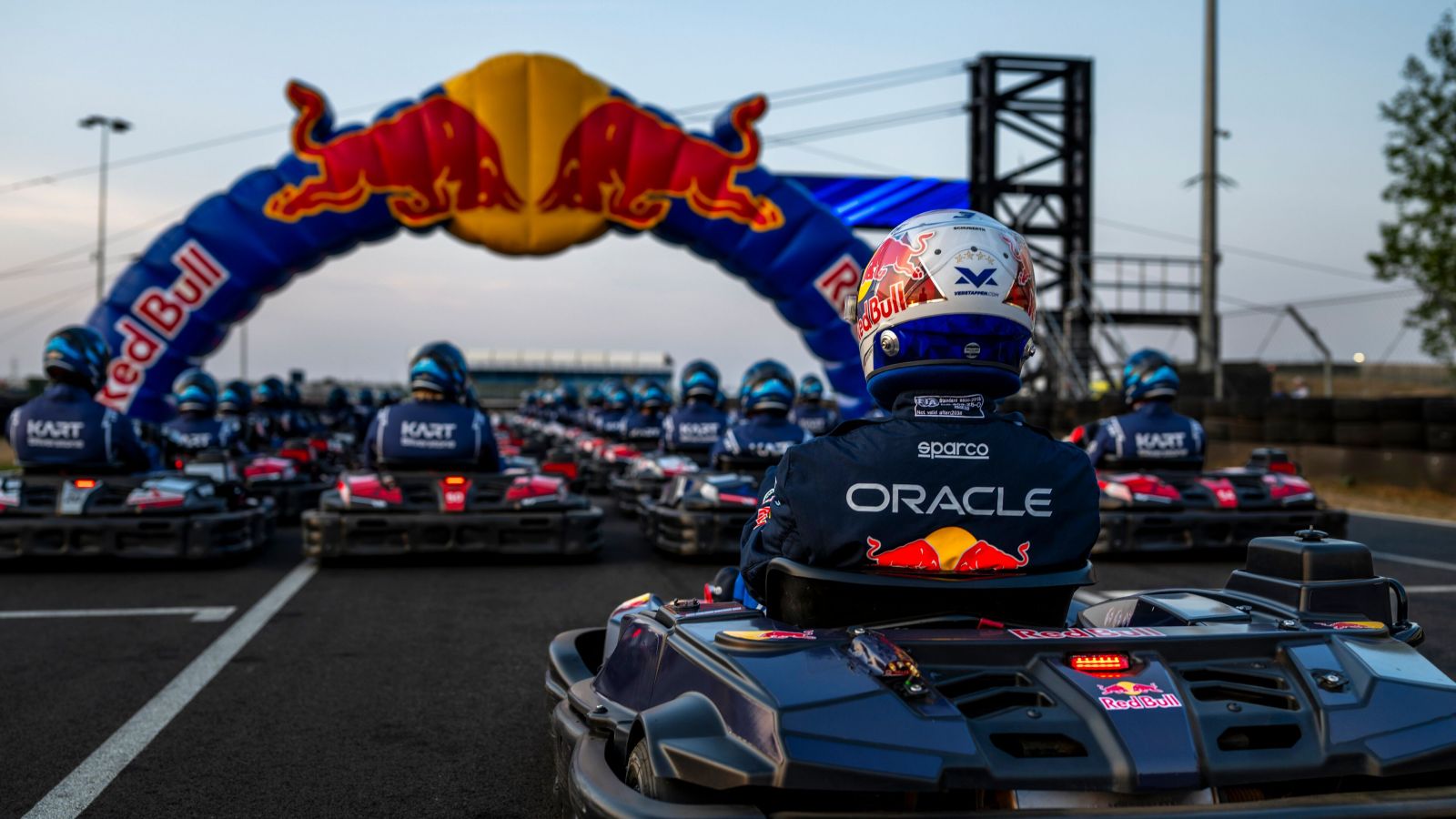 Max Verstappen volverá a sus orígenes y enfrentará a 100 pilotos en una carrera sin precedentes
