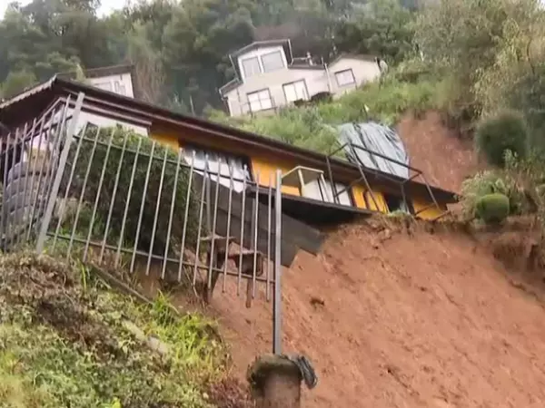 Casas en riesgo inminente de derrumbe en corral