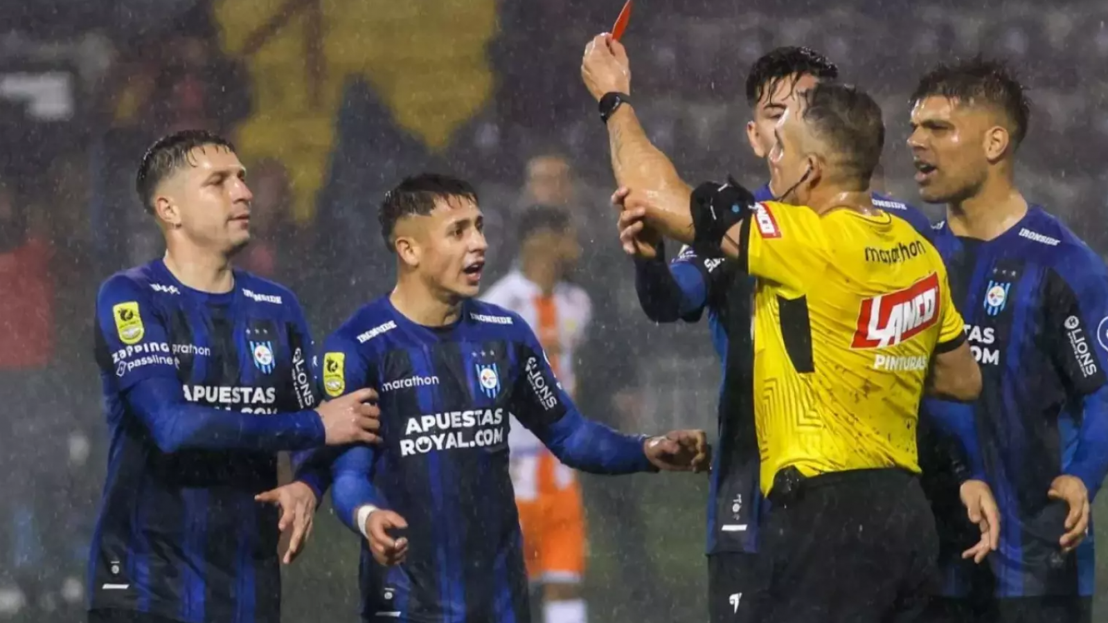 Fin al "castigo": Héctor Jona vuelve a dirigir tras su polémico encontrón con jugador de Huachipato
