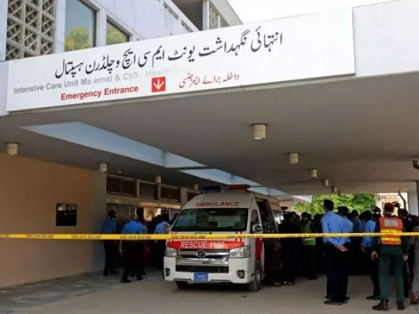 Al menos 14 bebés mueren en un incendio en un hospital en Pakistán