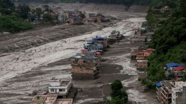 <p>Temen una segunda inundación tras deslizamiento que dejó al menos 95 muertos en Nepal</p>Temen una segunda inundación tras deslizamiento que dejó al menos 95 muertos en Nepal
