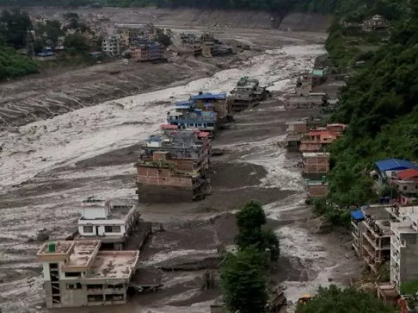 Temen una segunda inundación tras deslizamiento que dejó al menos 95 muertos en Nepal