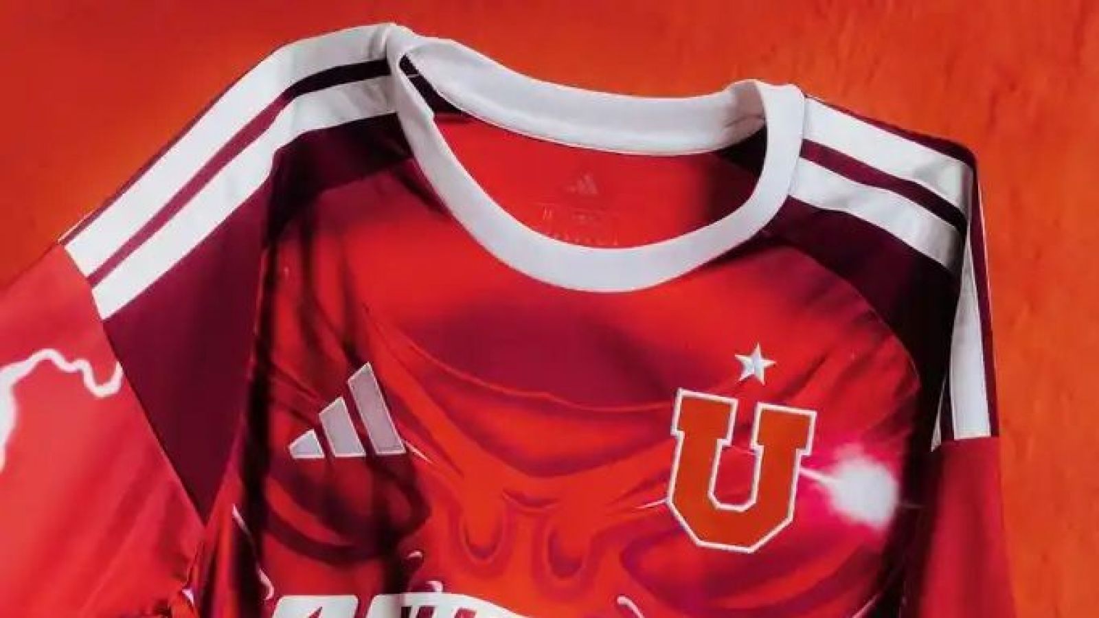 Universidad de Chile presenta su nueva camiseta para la temporada 2026/27
