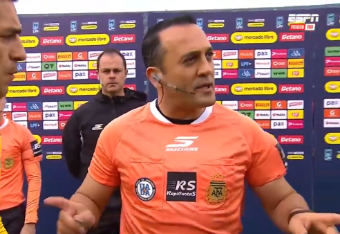 "Por farmear aura": Árbitro recibe dura sanción por insólita broma en Argentina
