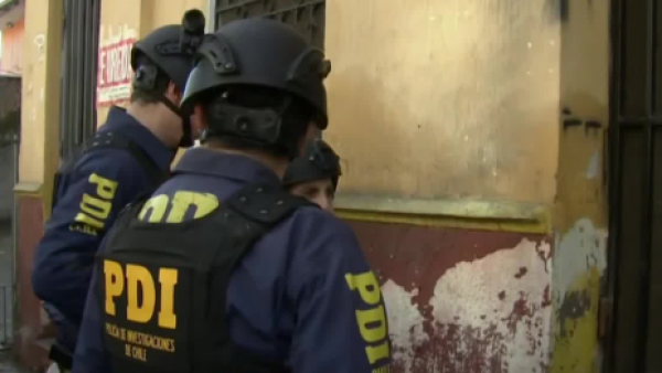 <p>Ahora: operativo por criadero clandestino de perros de raza</p>Ahora: operativo por criadero clandestino de perros de raza en Santiago
