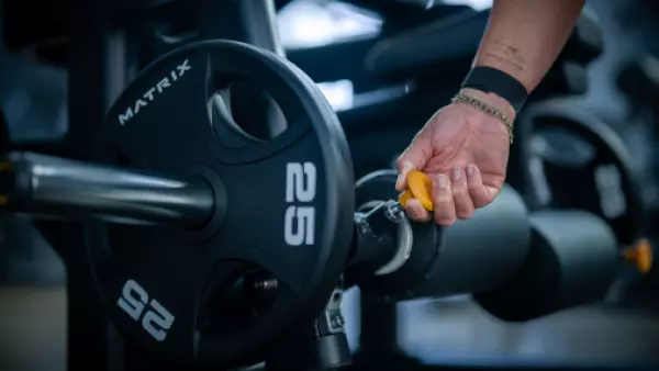 Volver al gimnasio y aumentar demasiado rápido la carga: los errores que pueden terminar en una lesión