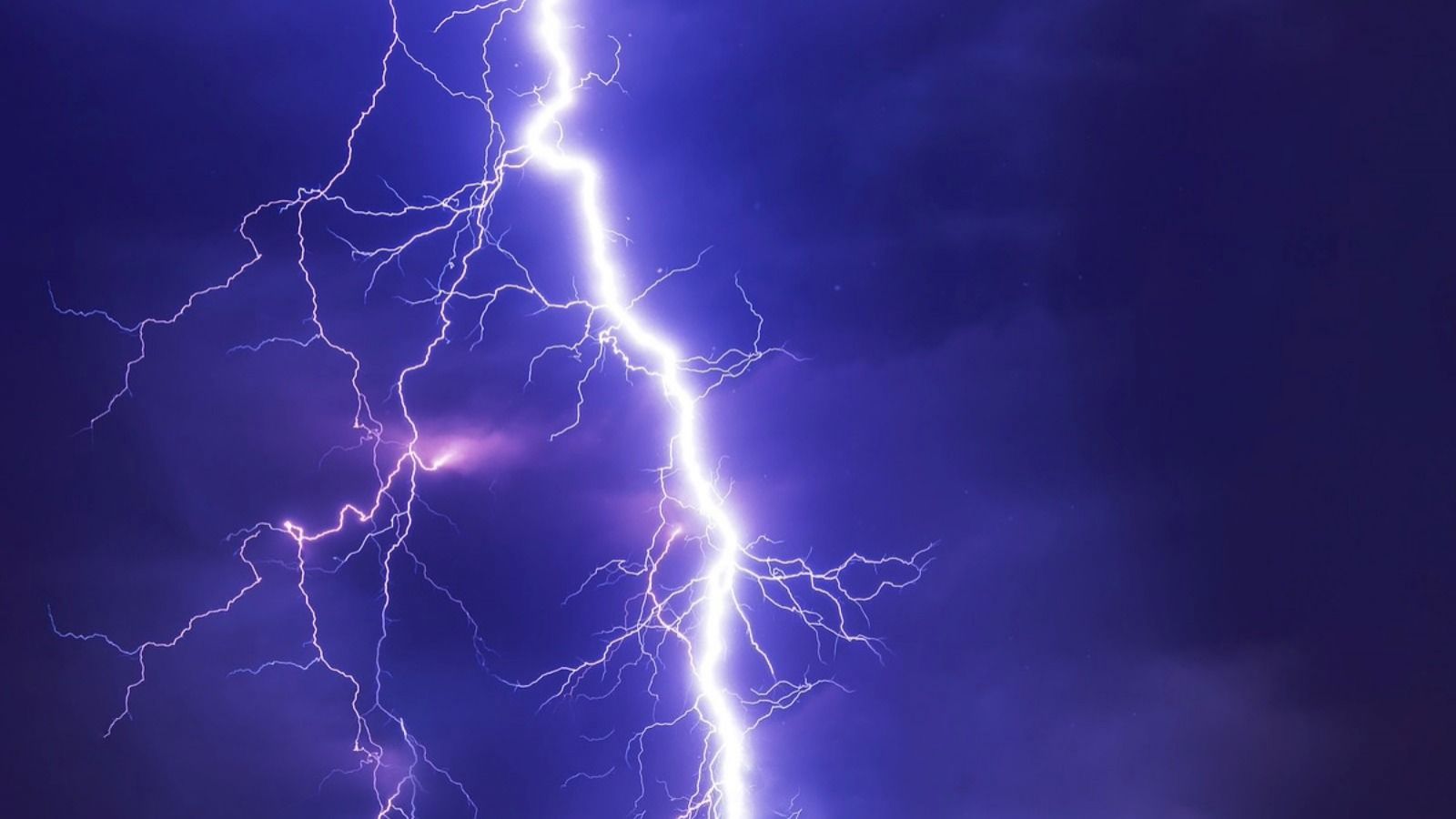 <p>Meteorología emite alerta por tormentas eléctricas: estas son las regiones afectadas</p>
