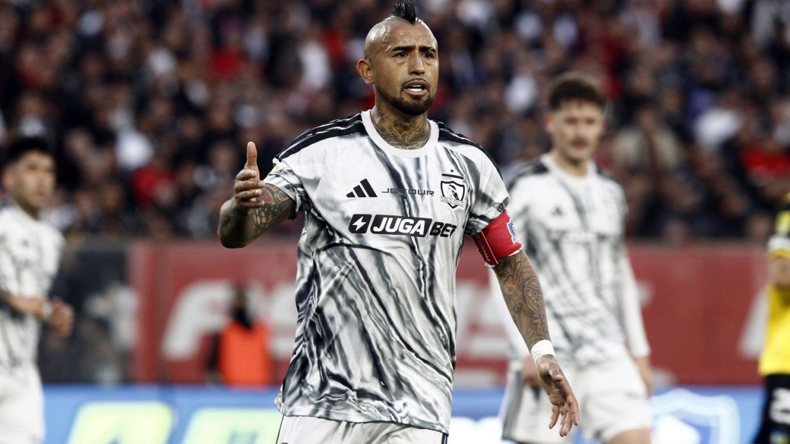Arturo Vidal en alerta: La molestia del "King" con Blanco y Negro que genera tensión en Macul
