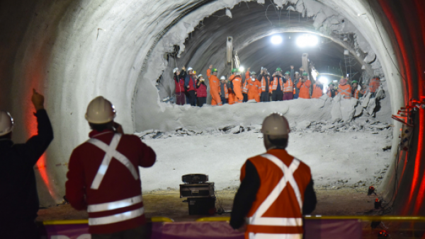 <p>Metro da un nuevo paso para extender la Línea 6 hacia Cerrillos: obras ya superan el 50% de avance</p>Metro da un nuevo paso para extender la Línea 6 hacia Cerrillos: obras ya superan el 50% de avance
