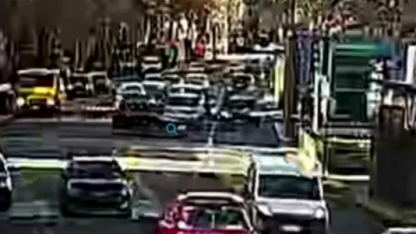 <p>Conductor realizó peligroso viraje en Providencia y terminó provocando choque y atropello</p>Conductor realizó peligroso viraje en Providencia y terminó provocando choque y atropello
