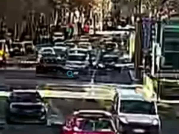 Conductor realizó peligroso viraje en Providencia y terminó provocando choque y atropello