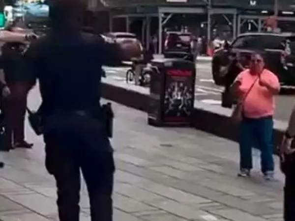 Pánico en Times Square: Mujer es abatida por la policía tras apuñalar a dos personas