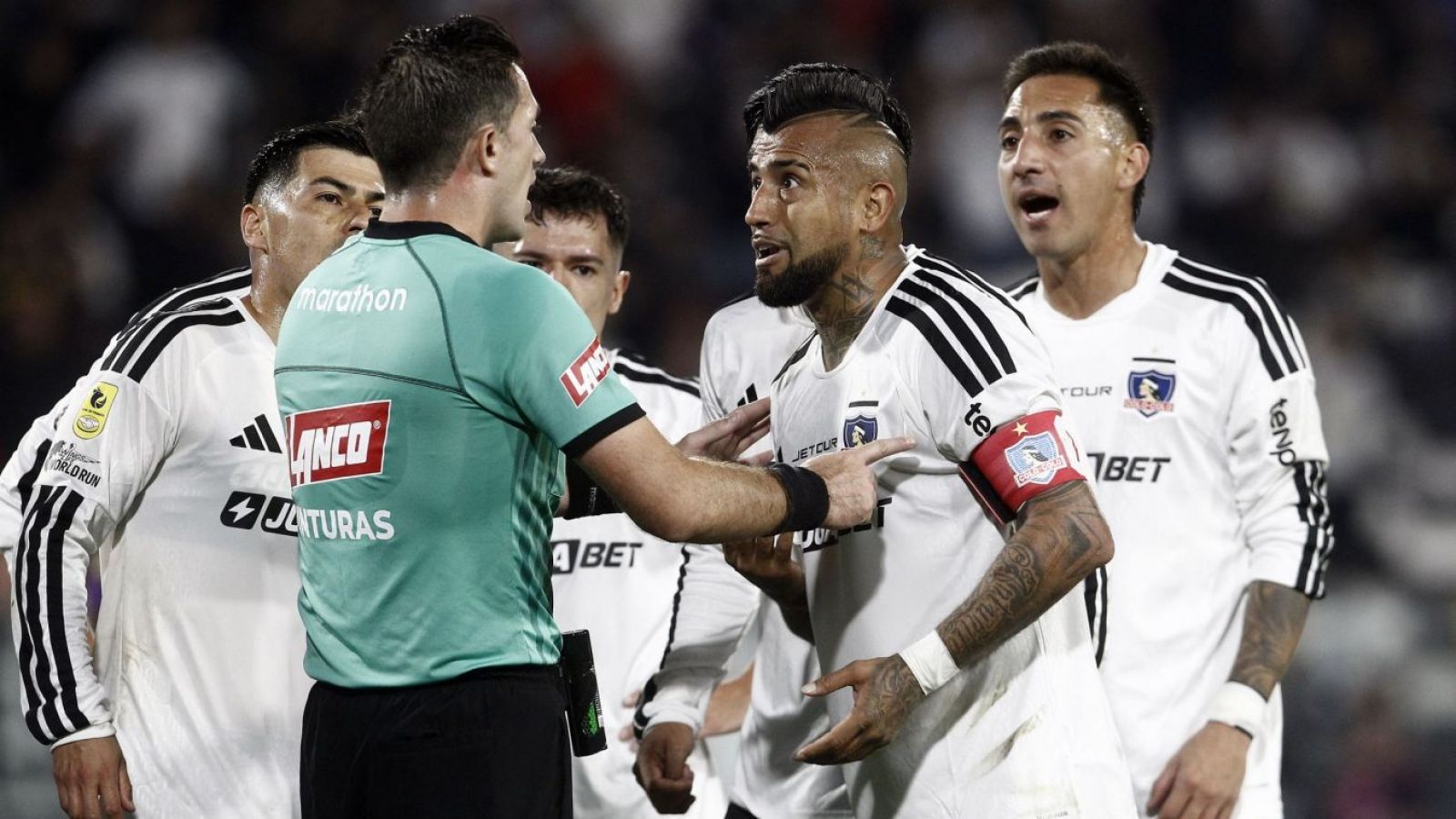 "Aunque nos castiguen": La reacción de Arturo Vidal por sanción contra Javier Correa
