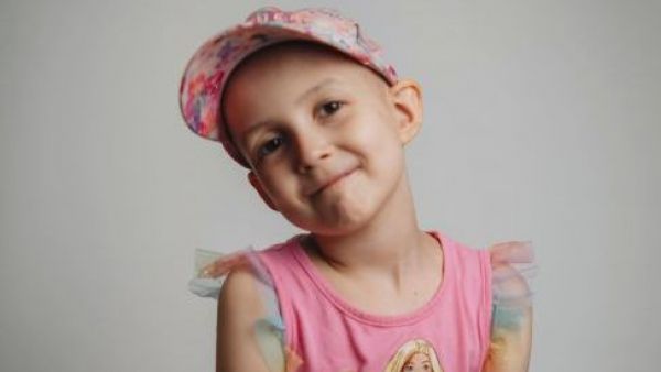 "Unidos por Amanda": Campaña busca reunir $1.000 millones para niña de Chillán con cáncer infantil
