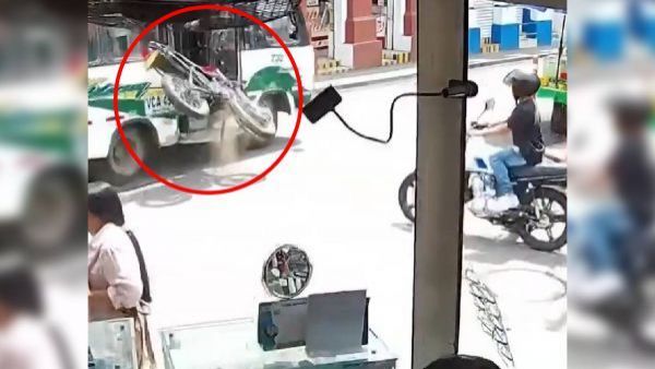 <p>Motociclista salió disparado y terminó dentro de un bus tras violento choque en Colombia</p>Motociclista salió disparado y terminó dentro de un bus tras violento choque en Colombia
