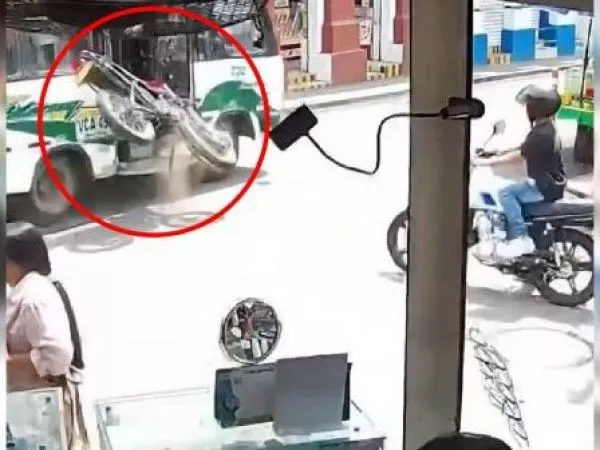 Motociclista salió disparado y terminó dentro de un bus tras violento choque en Colombia