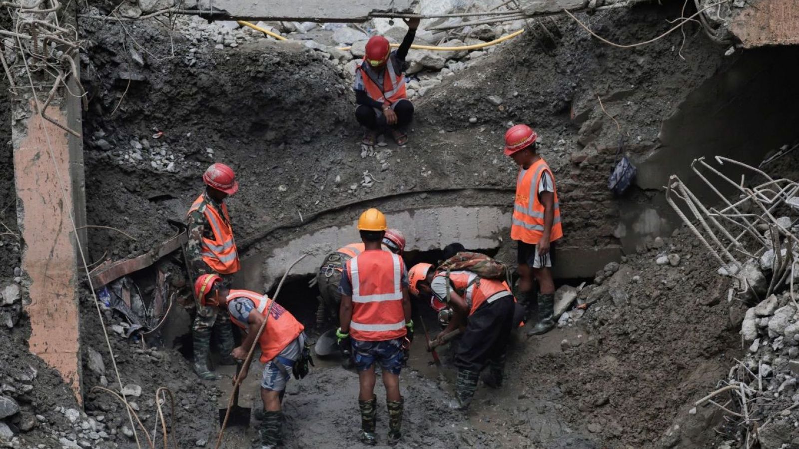 <p>Tragedia en Nepal: superviviente relata cómo escapó de un túnel afectado por las inundaciones</p>
