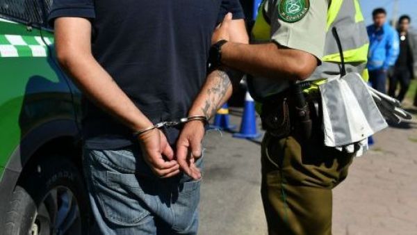 <p>Detienen a hombre acusado de violar reiteradamente a su hijastra desde que tenía 14 años</p>Detienen a hombre acusado de violar reiteradamente a su hijastra desde que tenía 14 años
