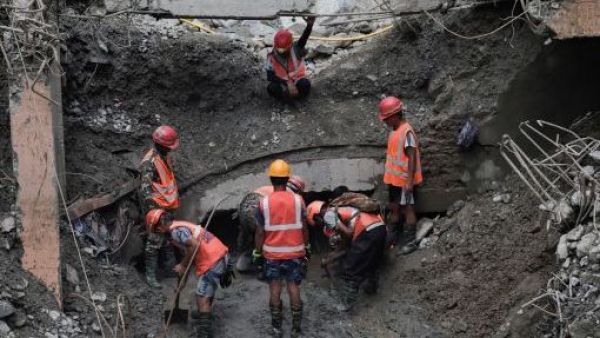 <p>Tragedia en Nepal: superviviente relata cómo escapó de un túnel afectado por las inundaciones</p>"Había cuerpos por todas partes": superviviente relata cómo escapó de las inundaciones en Nepal
