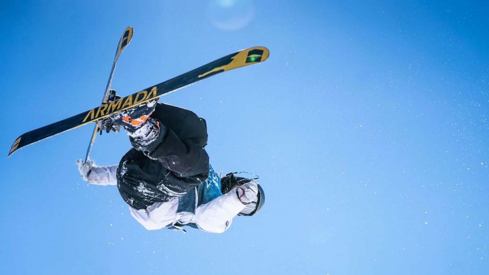 Piruetas y adrenalina en la cordillera: Llega a Chile el 1Win Rail Jam
